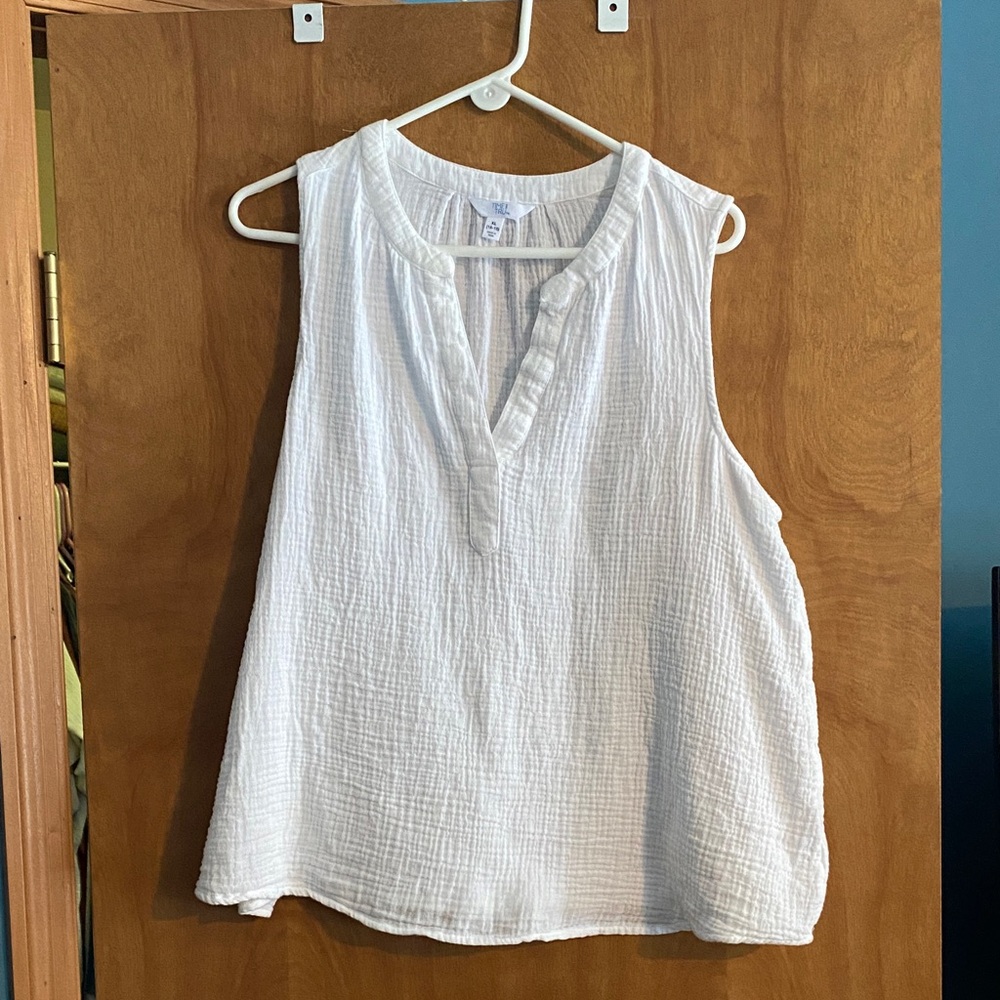Time and Tru White Textured Sleeveless Blouse